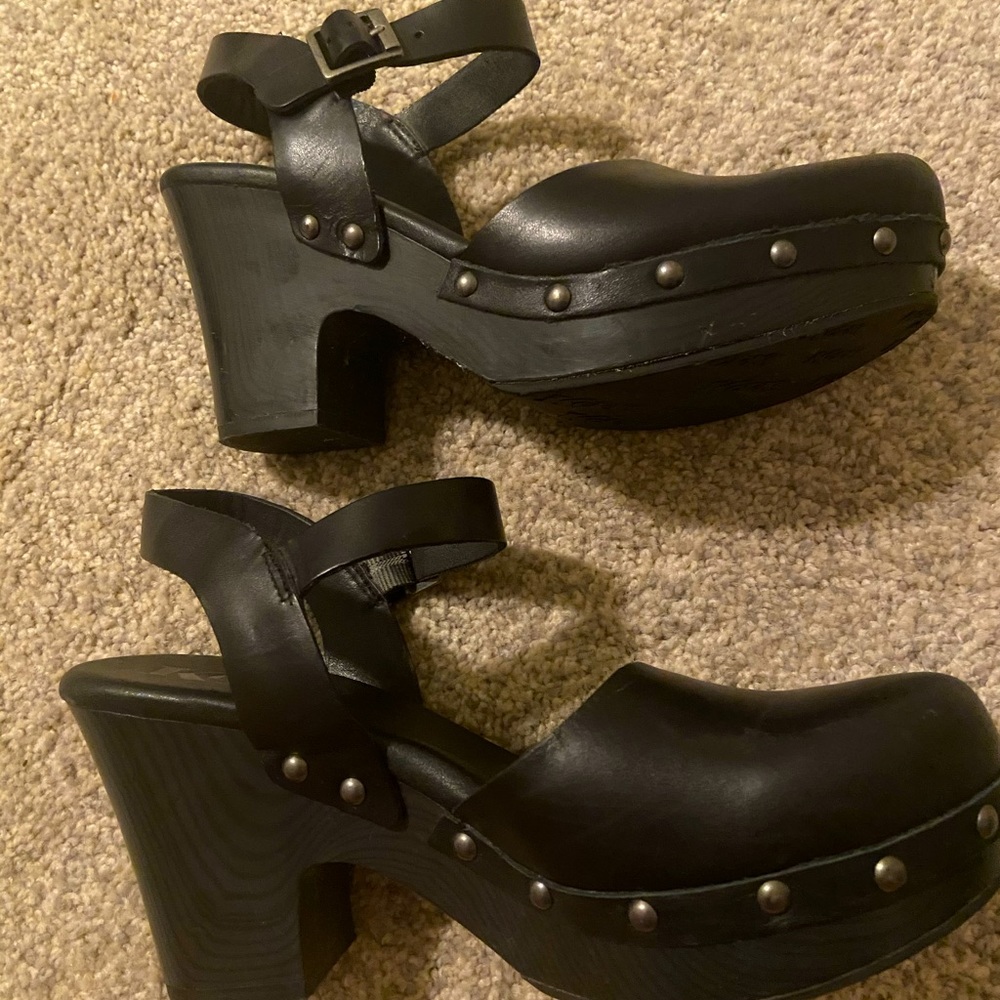 Korks by Kork Ease Close Toed Heels